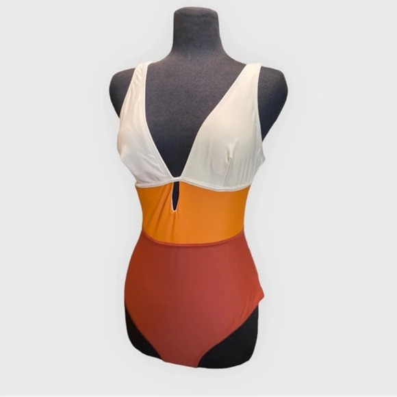 CUPSHE Colorblock Keyhole Cutout One-Piece Swimsuit - Picture 3 of 8